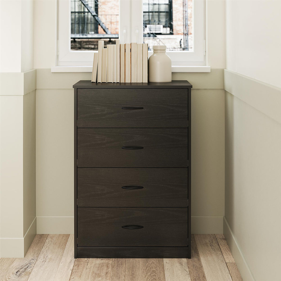 Mid-sized wooden dresser in classic Heritage style - Black Oak