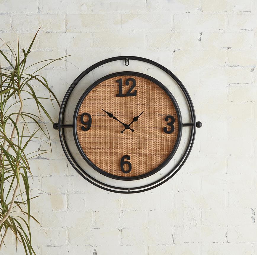 Metal-mounted wall clock with rattan accents - Beige