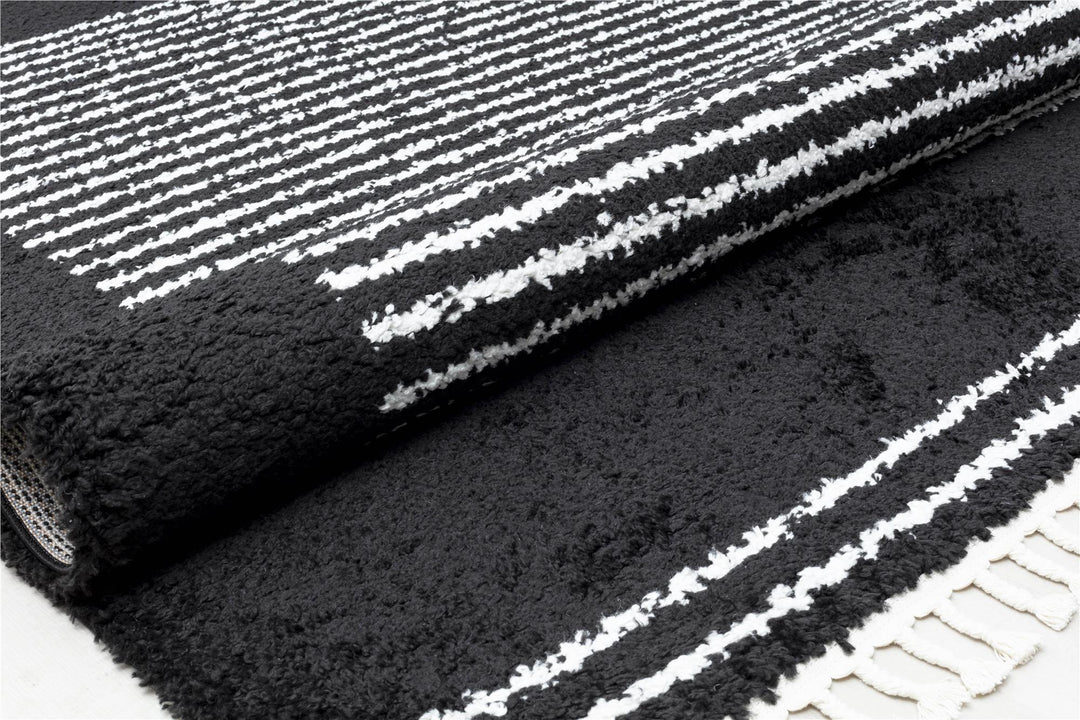 Contemporary black stripe shag rug -  Black  -  5'0"x7'0"