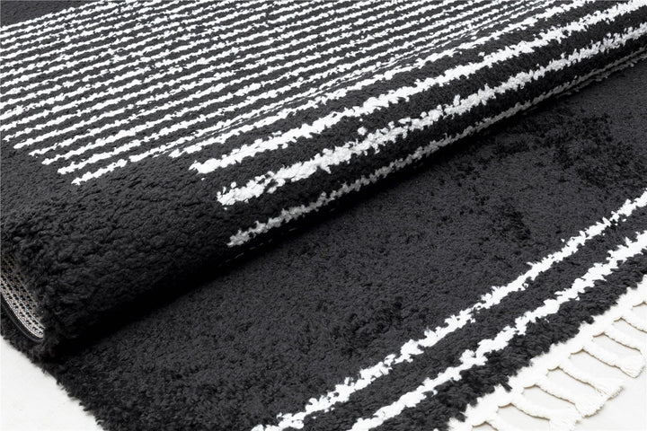 Contemporary black stripe shag rug -  Black  -  5'0"x7'0"