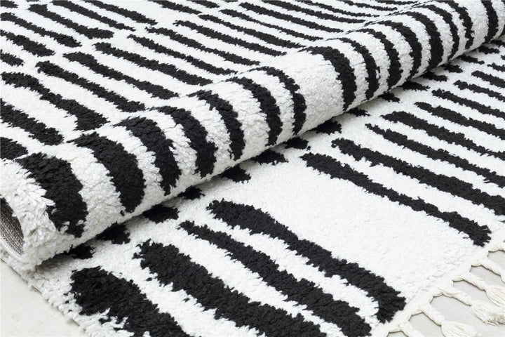 Geometric patterns in white rug -  White  -  5'0"x7'0"