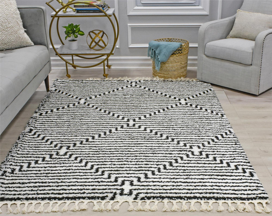 White rug with stripe and diamond patterns -  White  -  5'0"x7'0"