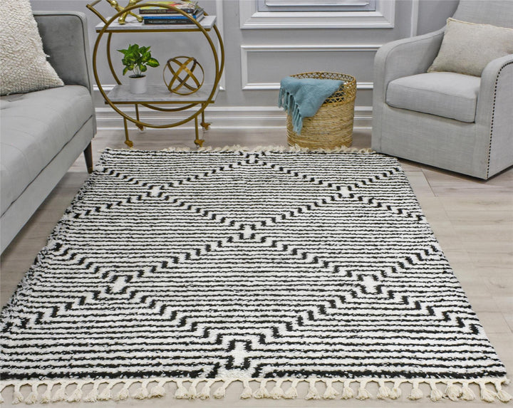 White rug with stripe and diamond patterns -  White  -  5'0"x7'0"