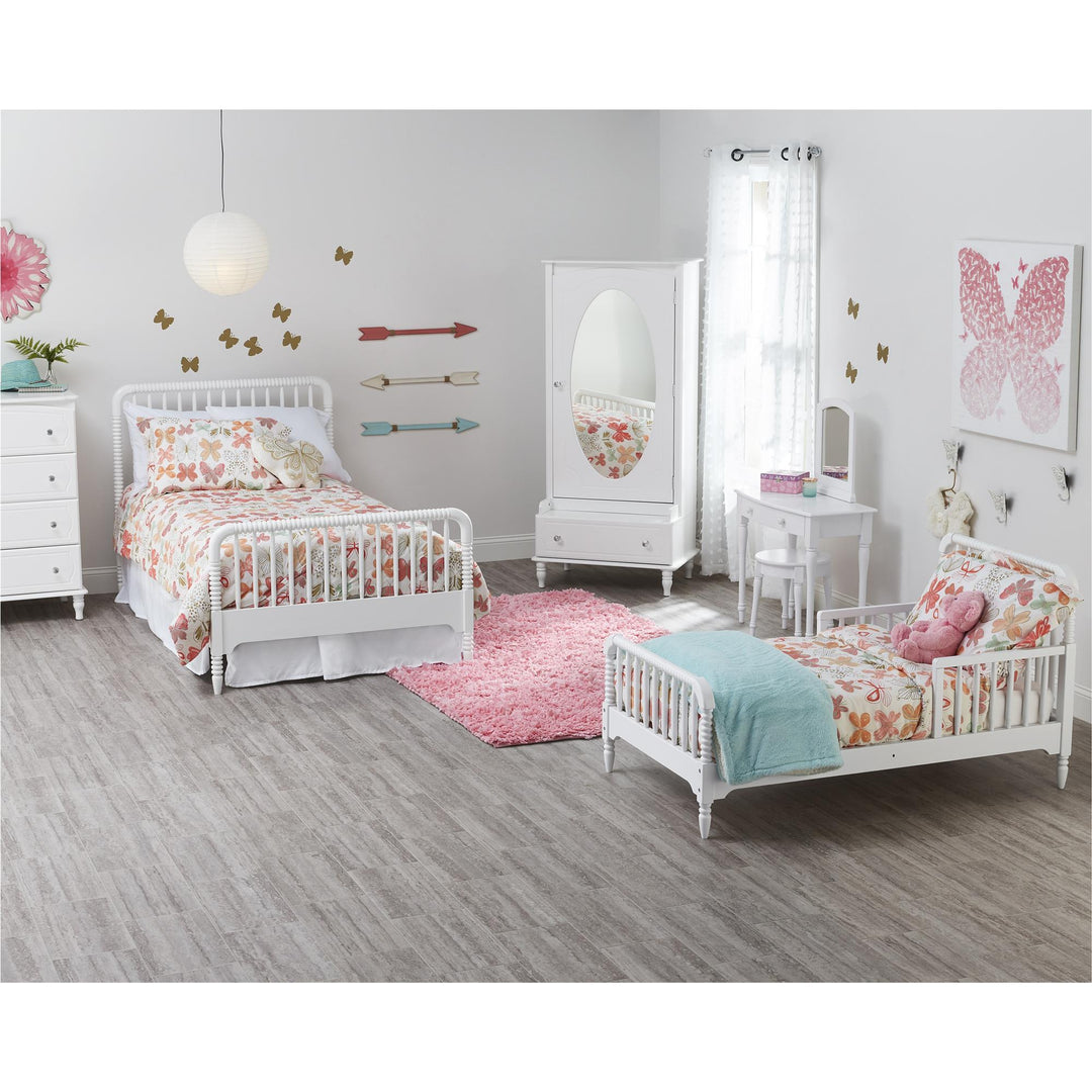 Features of Rowan Valley Laren 4 drawer dresser -  White