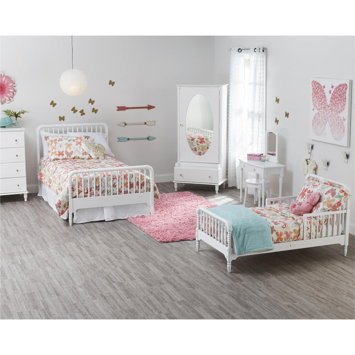 Features of Rowan Valley Laren 4 drawer dresser -  White