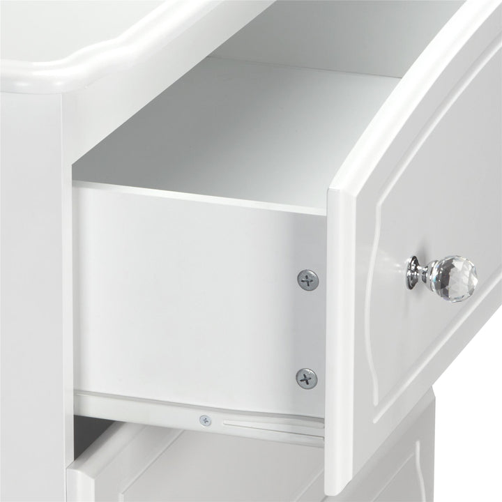 Contemporary kids' dresser with spacious drawers - White