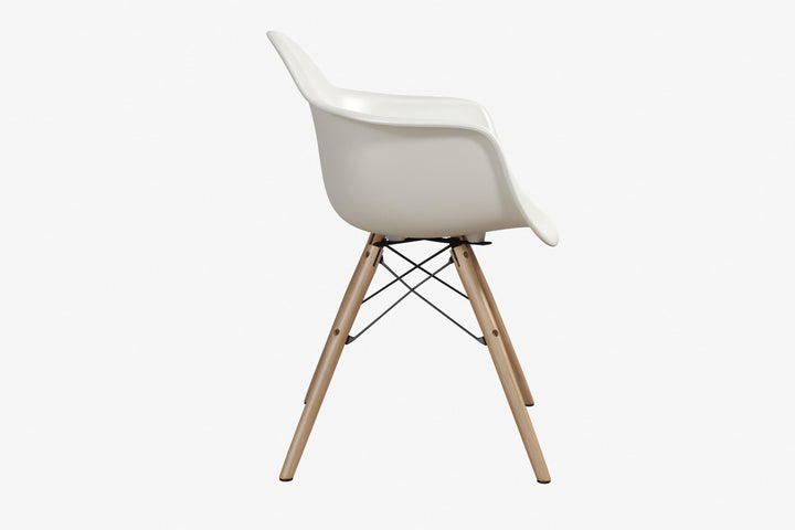 Mid-century design arm seating -  White